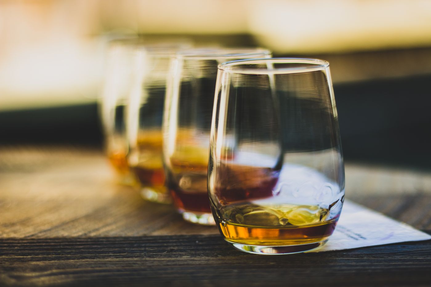 Drie whiskyglazen in warm avondlicht