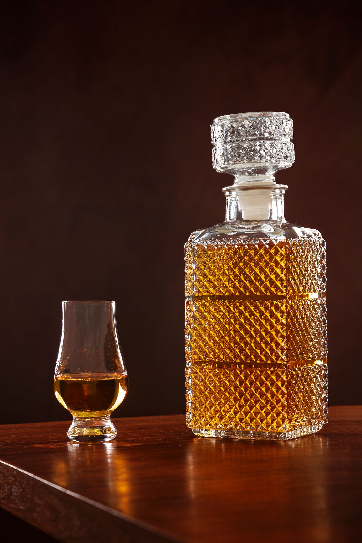 Kristallen karaf met een tulpvormig whiskyglas